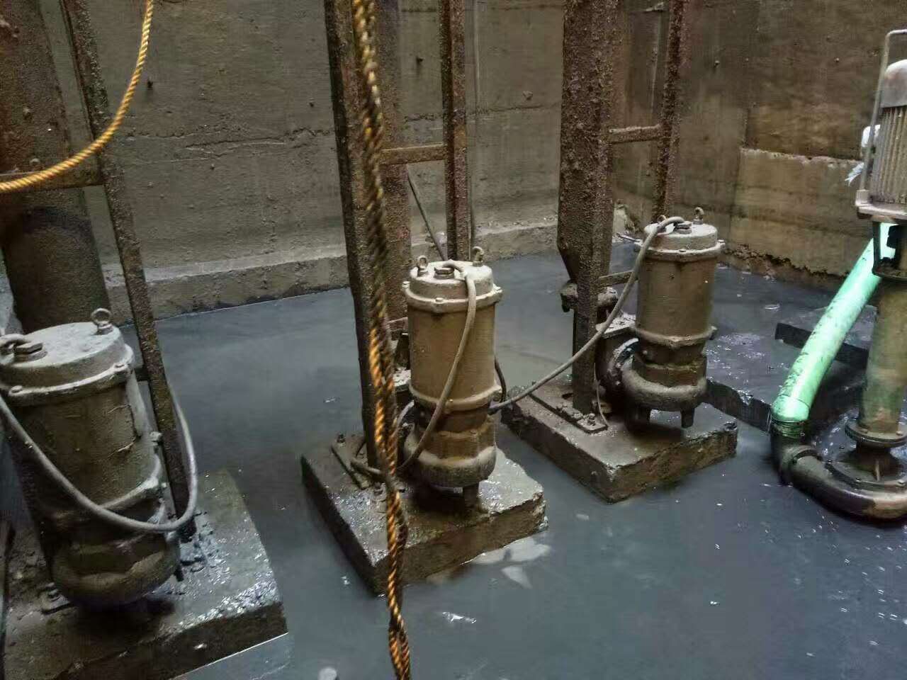 盐湖污水池清理