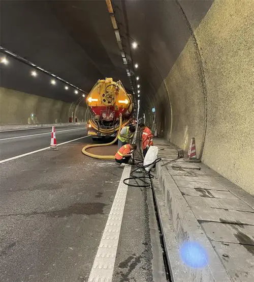 盐湖隧道排水渠清淤